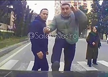 Piyada keçidində maşının üstünə tullandı – ANBAAN VİDEO