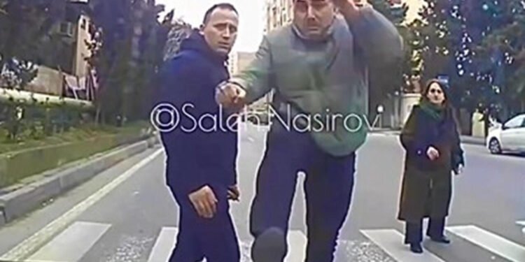 Piyada keçidində maşının üstünə tullandı - ANBAAN VİDEO