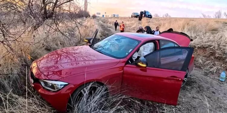 Avtomobil yol kənarına aşdı: 3 yaralı