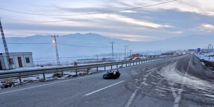 Minik avtomobili və motosiklet toqquşdu: 1 yaralı