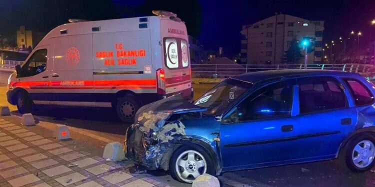 İki avtomobil toqquşdu: 3 yaralı