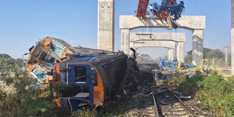 Qatarın üzərinə qaldırıcı kran aşdı: 22 ölü, 30-dan yaralı