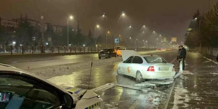 Avtomobil səkiyə çırpıldı