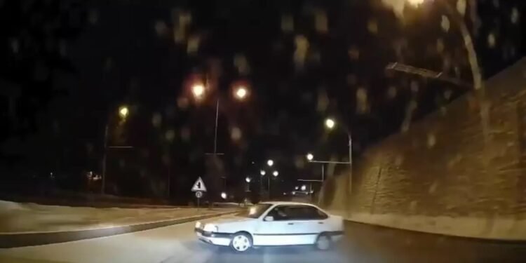 Avtomobil səkiyə çırpıldı: 1 yaralı