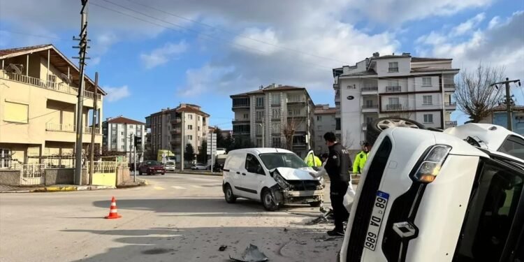 İki avtomobil toqquşdu: 2 yaralı