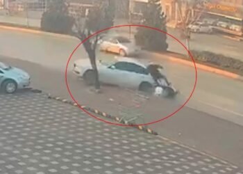 Minik avtomobili əvvəlcə motosikletə daha sonra ağaca çırpıldı:2 yaralı