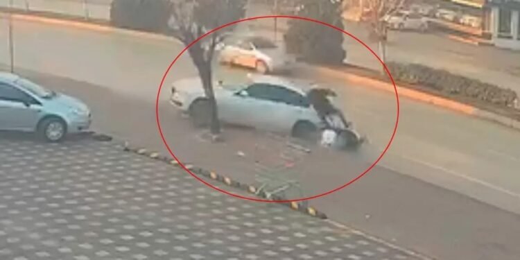 Minik avtomobili əvvəlcə motosikletə daha sonra ağaca çırpıldı:2 yaralı