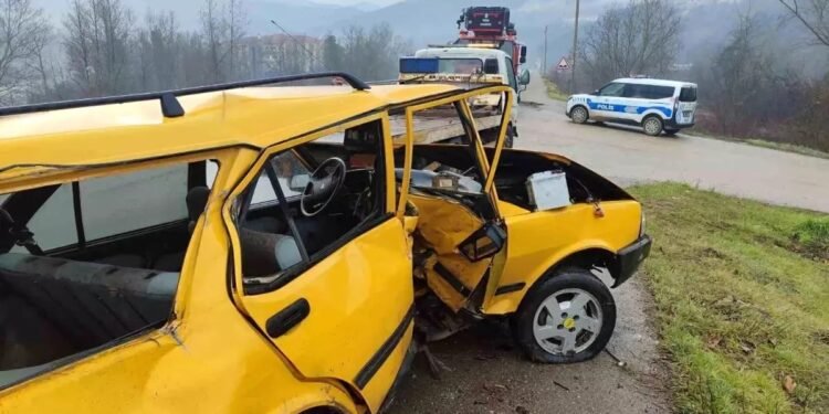 Avtomobil dəmir baryerə çırpıldı: 1 yaralı