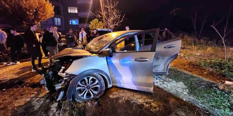 İki avtomobil toqquşdu: 3 ağır yaralı