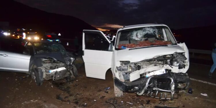 Mikroavtobus və minik avtomobili toqquşdu: 6 yaralı