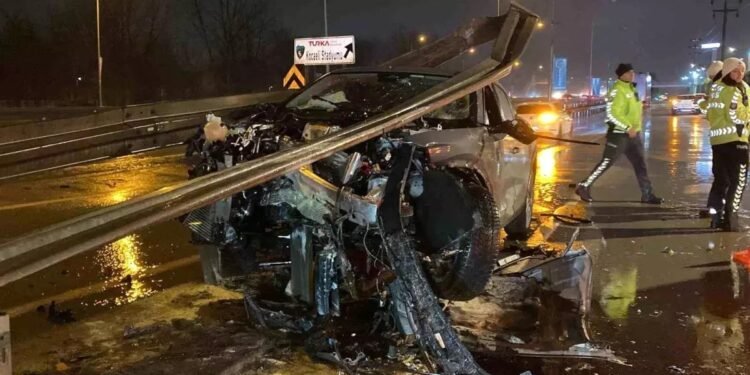 Avtomobil baryerlərə çırpıldı: 1 yaralı