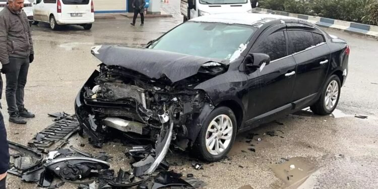 Avtomobil səkiyə çırpıldı: 2 yaralı