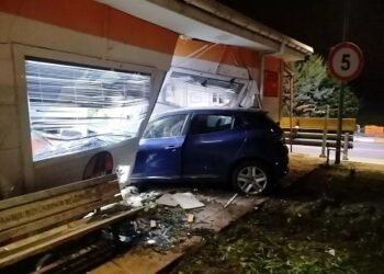 Avtomobil köşkə çırpıldı: 1 ölü