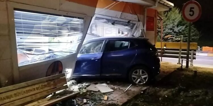 Avtomobil köşkə çırpıldı: 1 ölü