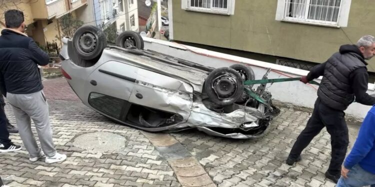 Avtomobil qaz borusuna çırpılaraq aşdı