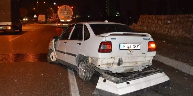 Avtomobil divra çırpıldı: 2 yaralı