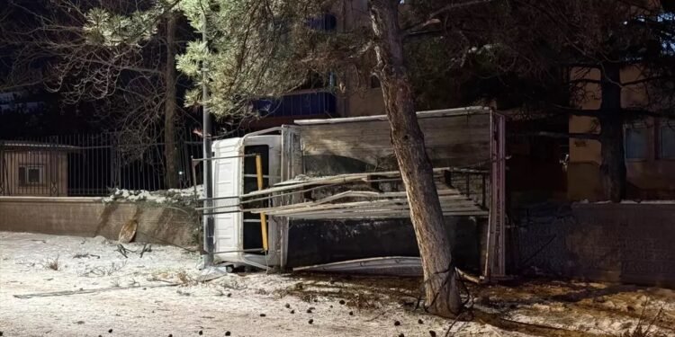 Minik avtomobili və yük maşını toqquşdu: 4 yaralı