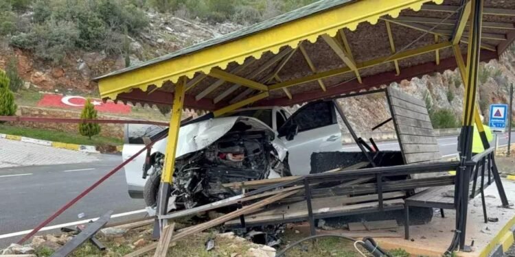 Avtomobil "bisetka"ya çırpıldı: 4 yaralı