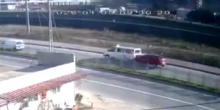 Sərnişin endirən mikroavtobusa arxadan minik avtomobili çırpıldı: 3 yaralı