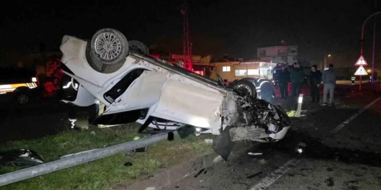 Avtomobil işıq dirəyinə çırpıldı: Ana və ata yaralandı, 1 yaşlı körpələri öldü