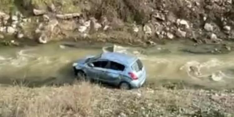 Avtomobil çaya aşdı: 3 yaralı