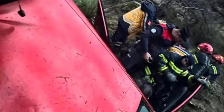Avtomobil uçurumdan aşdı: 5 yaralı
