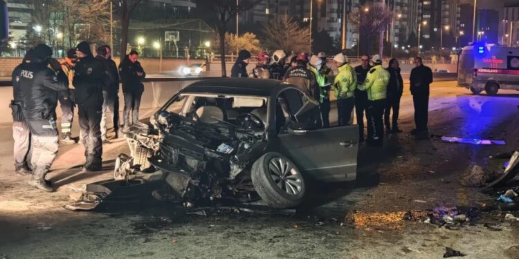 Minik avtomobili əvvəlcə baryerə, daha sonra mikroavtobusa çırpıldı: 1 ölü, 2 yaralı