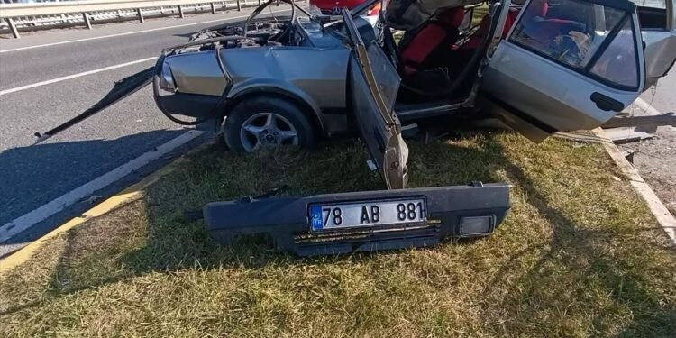 Minik avtomobili və zibildaşıyan maşın toqquşdu: 1 ölü, 2 yaralı