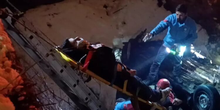 Avtomobil körpüdən aşdı: 4 yaralı