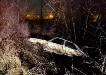 Avtomobil ağaca çırpıldı: 1 yaralı