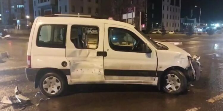 Minik avtomobili təcili yardım avtomobili ilə toqquşdu: 1 yaralı