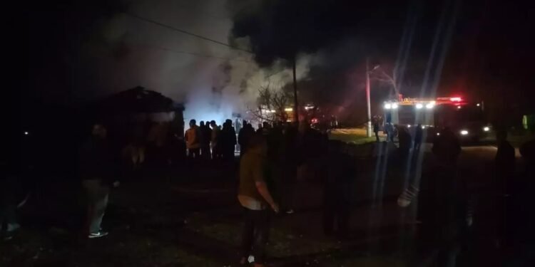 Minik avtomobili və tövlə yandı