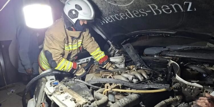 Parklanmış vəziyyətdə olan avtomobil yandı