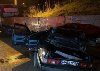 Minik avtomobili parklanmış vəziyyətdə olan TIR-a çırpıldı: 2 yaralı