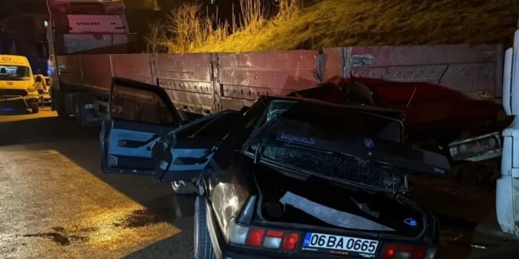 Minik avtomobili parklanmış vəziyyətdə olan TIR-a çırpıldı: 2 yaralı