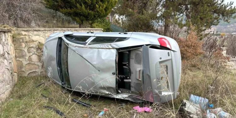 Avtomobil yol kənarına aşdı: 1 yaralı
