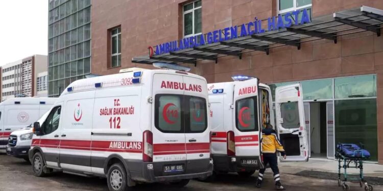 İki avtomobil toqquşdu: 6 yaralı