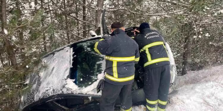 Avtomobil yol kənarına aşdı: 2 yaralı