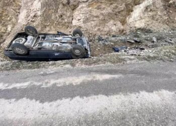 Avtomobil qayalıqlara aşdı: 2 yaralı