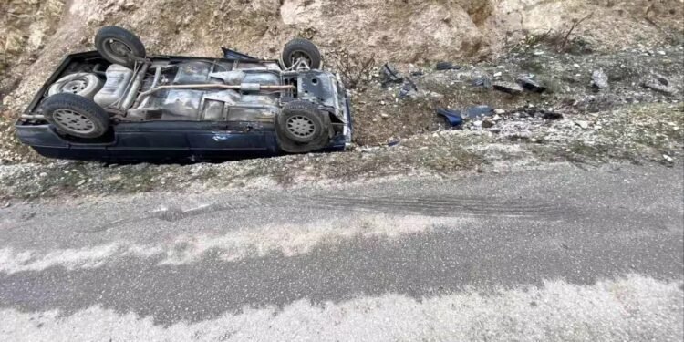 Avtomobil qayalıqlara aşdı: 2 yaralı