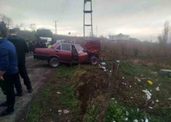 Avtomobil işıq dirəyinə çırpıldı: 2 yaralı