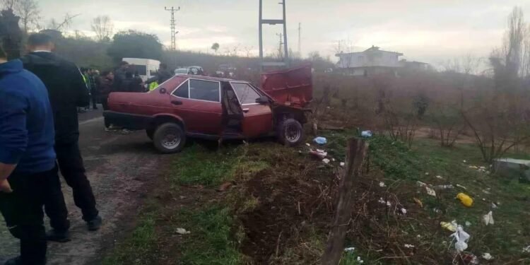 Avtomobil işıq dirəyinə çırpıldı: 2 yaralı