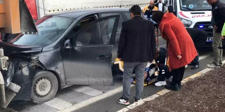 Avtomobil qırmızı işıqda gözləyə TIR-a çırpıldı