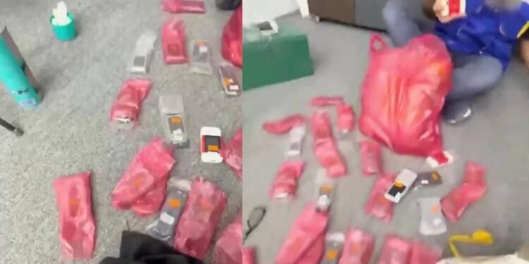 Sifariş etdiyi telefonlar 16 il sonra çatdırıldı - VİDEO