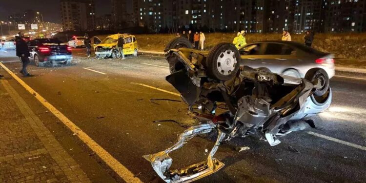 Minik avtomobili taksi fəaliyyəti ilə məşğul olan avtomobillə toqquşdu: 3 yaralı