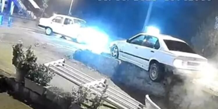 Avtomobil yol kənarınadakı baryerlərə çırpıldı