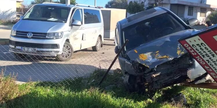 Mikroavtobus və minik avtomobil toqquşdu: 1 yaralı