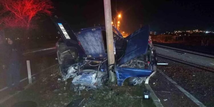 Avtomobil işıq dirəyinə çırpıldı