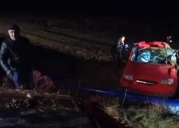 Avtomobil yol kənarına aşdı: 3 yaralı