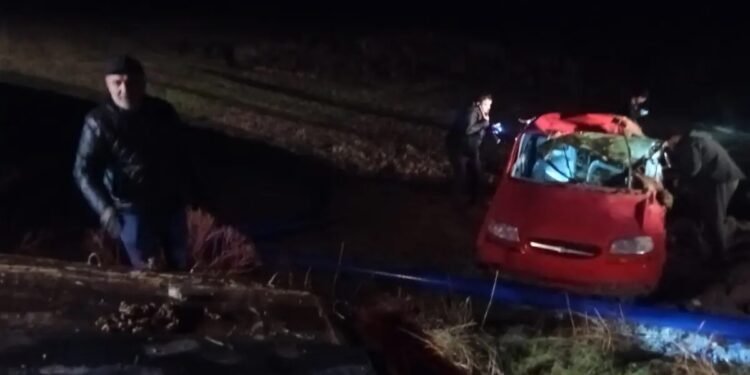 Avtomobil yol kənarına aşdı: 3 yaralı